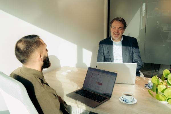 Arbeidsdeskundige in gesprek met een medewerker aan tafel