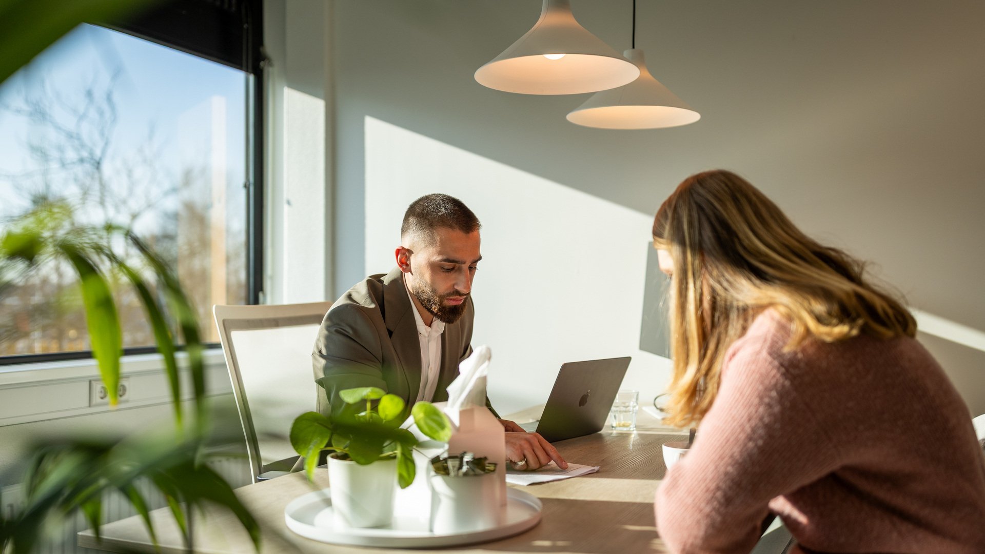 Adviseur bespreekt offerte voor arbeidsdeskundig onderzoek met werkgever
