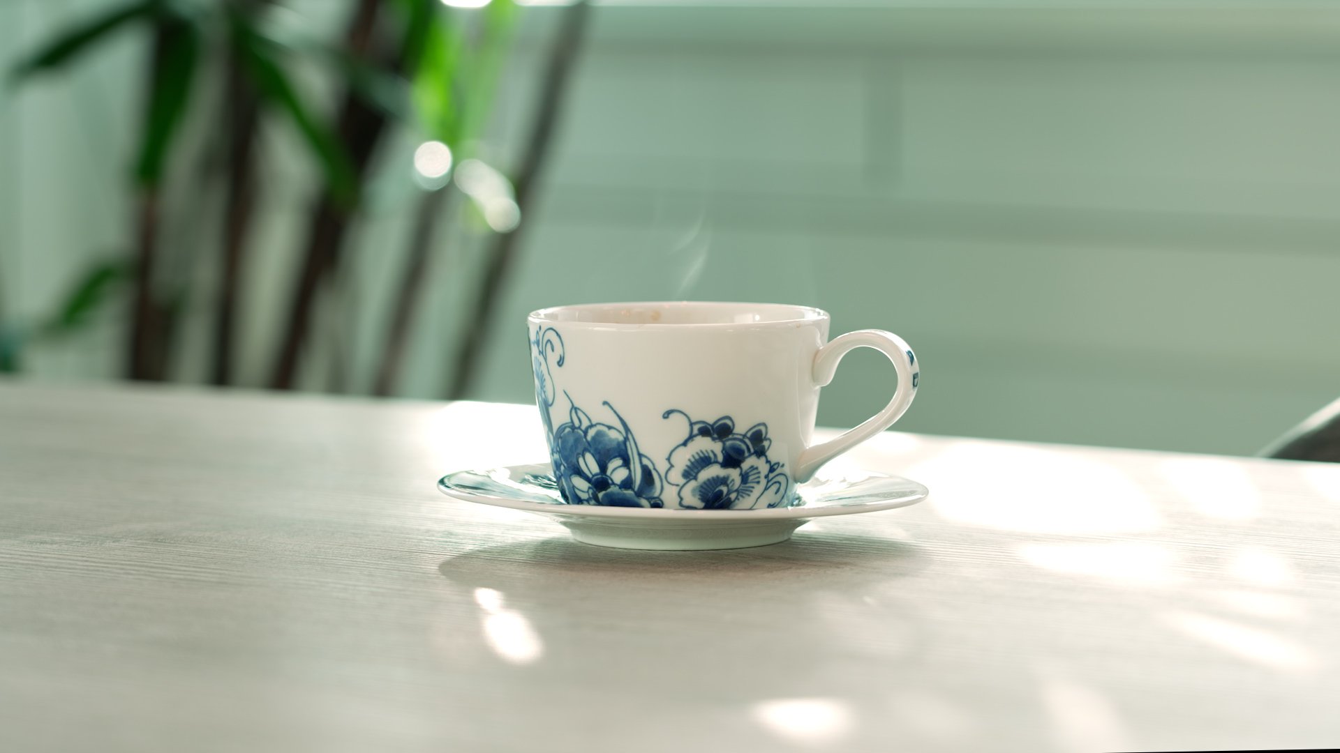 Kop koffie op tafel in een rustige vergaderruimte, klaar voor een kennismakingsgesprek.