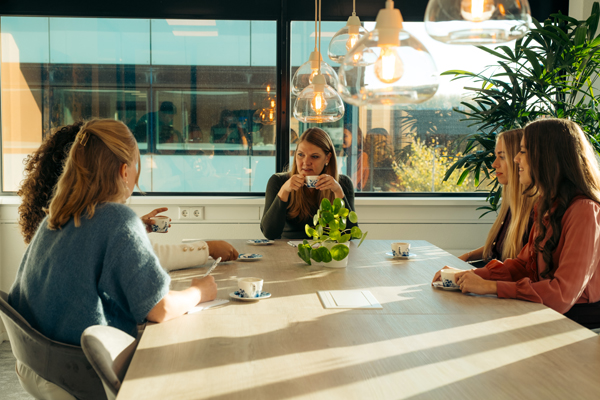 Diverse groep professionals in gesprek over Arbometer