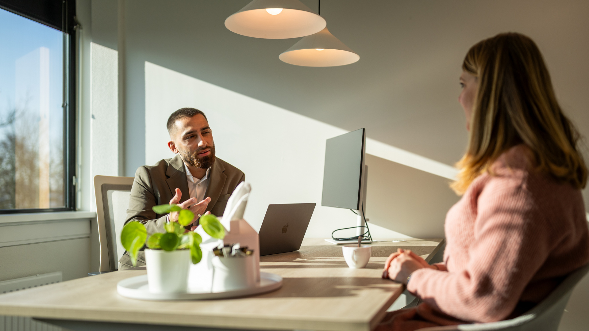 medewerker in gesprek met bedrijfsarts tijdens preventief consult