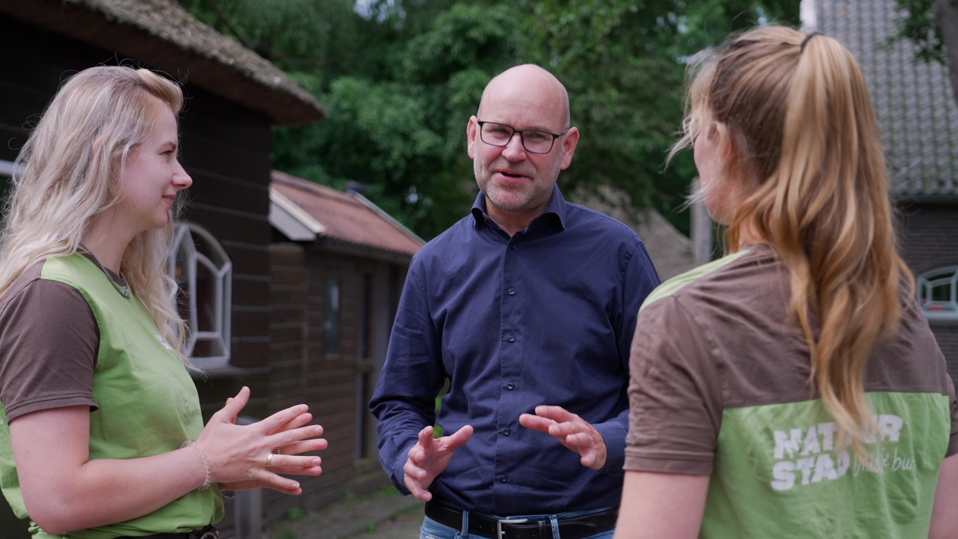 twee vrouwen in gesprek met een man