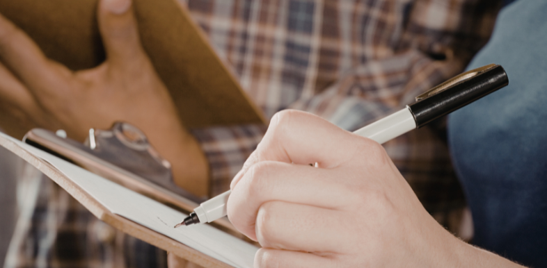 Toetsing van een RI&E: aantekeningen worden gemaakt op een klembord.