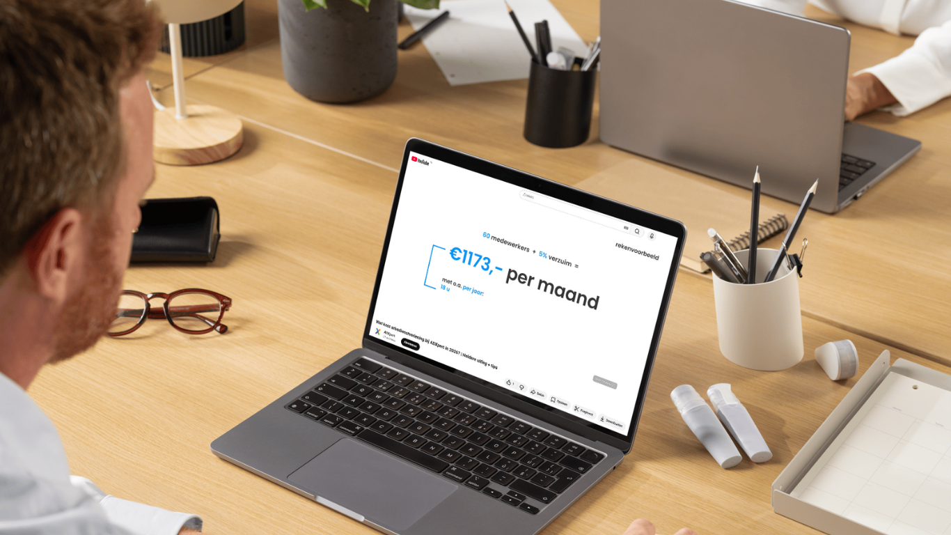 Persoon achter laptop die kosten berekent en offertes vergelijkt
