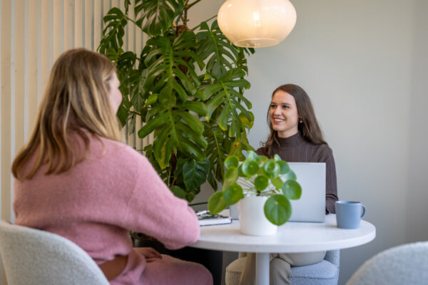 Coach bespreekt tweede spoor traject met medewerker tijdens een persoonlijk gesprek