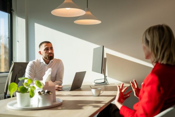 Coach en medewerker in gesprek tijdens een stress- en burn-out coachingsgesprek