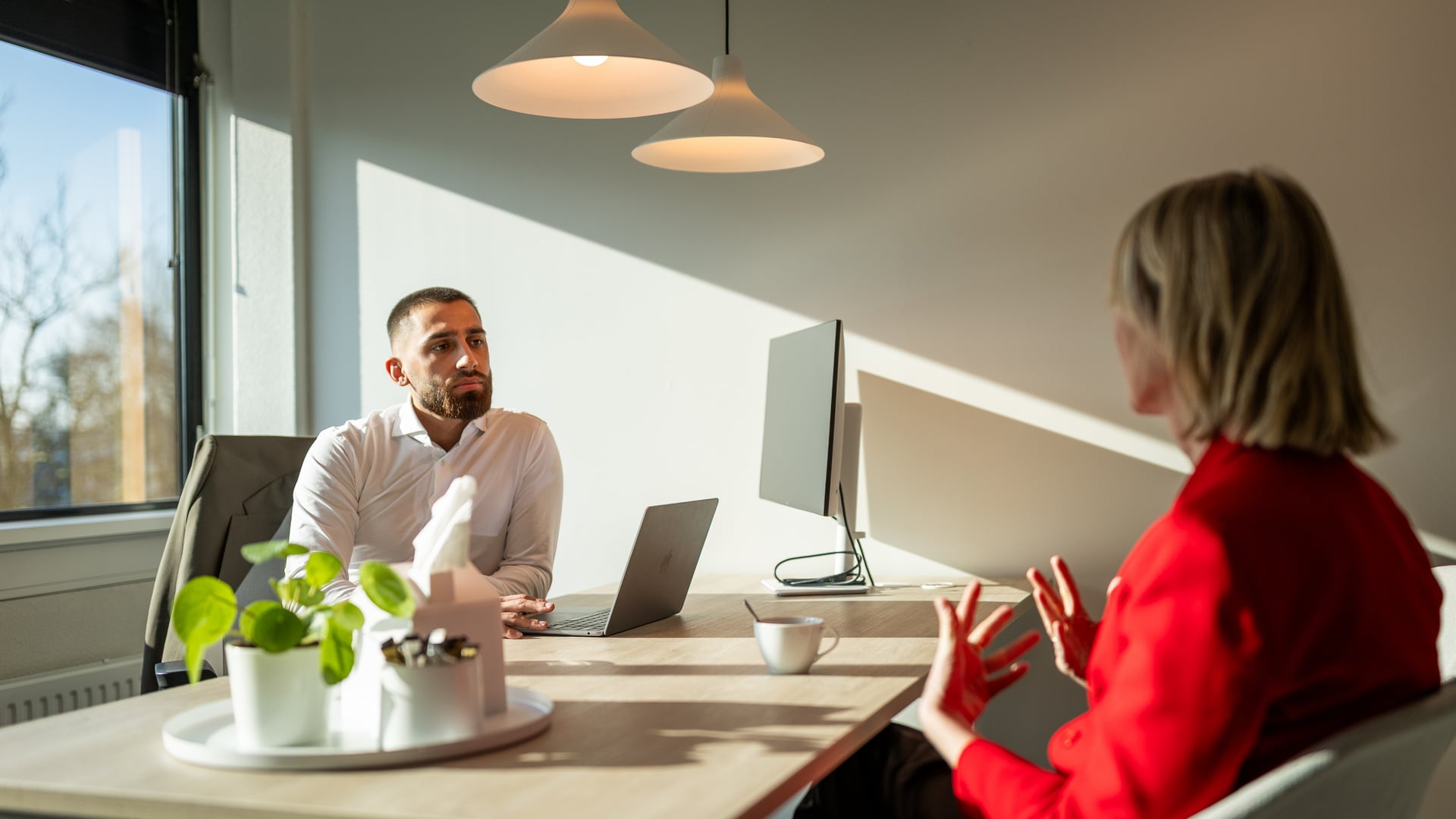 Coach en medewerker in gesprek tijdens een stress- en burn-out coachingsgesprek