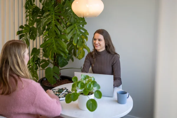 Een medewerker vult een vragenlijst in op haar laptop als onderdeel van een Preventief Medisch Onderzoek (PMO) bij ADXpert.