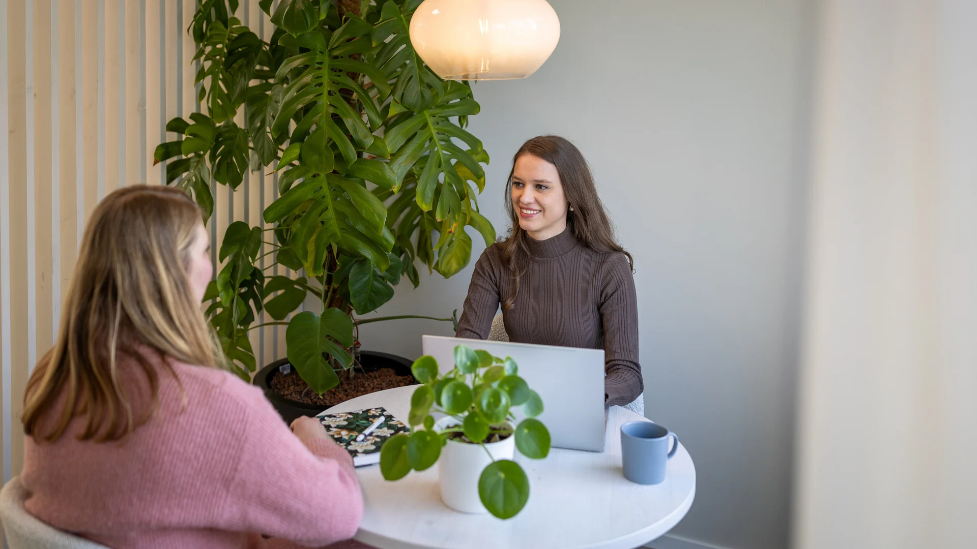 Een medewerker vult een vragenlijst in op haar laptop als onderdeel van een Preventief Medisch Onderzoek (PMO) bij ADXpert.
