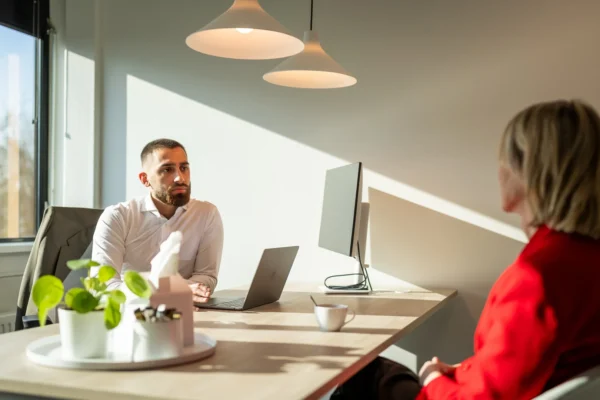 Coachingsgesprek over stress en burn-out op de werkvloer.