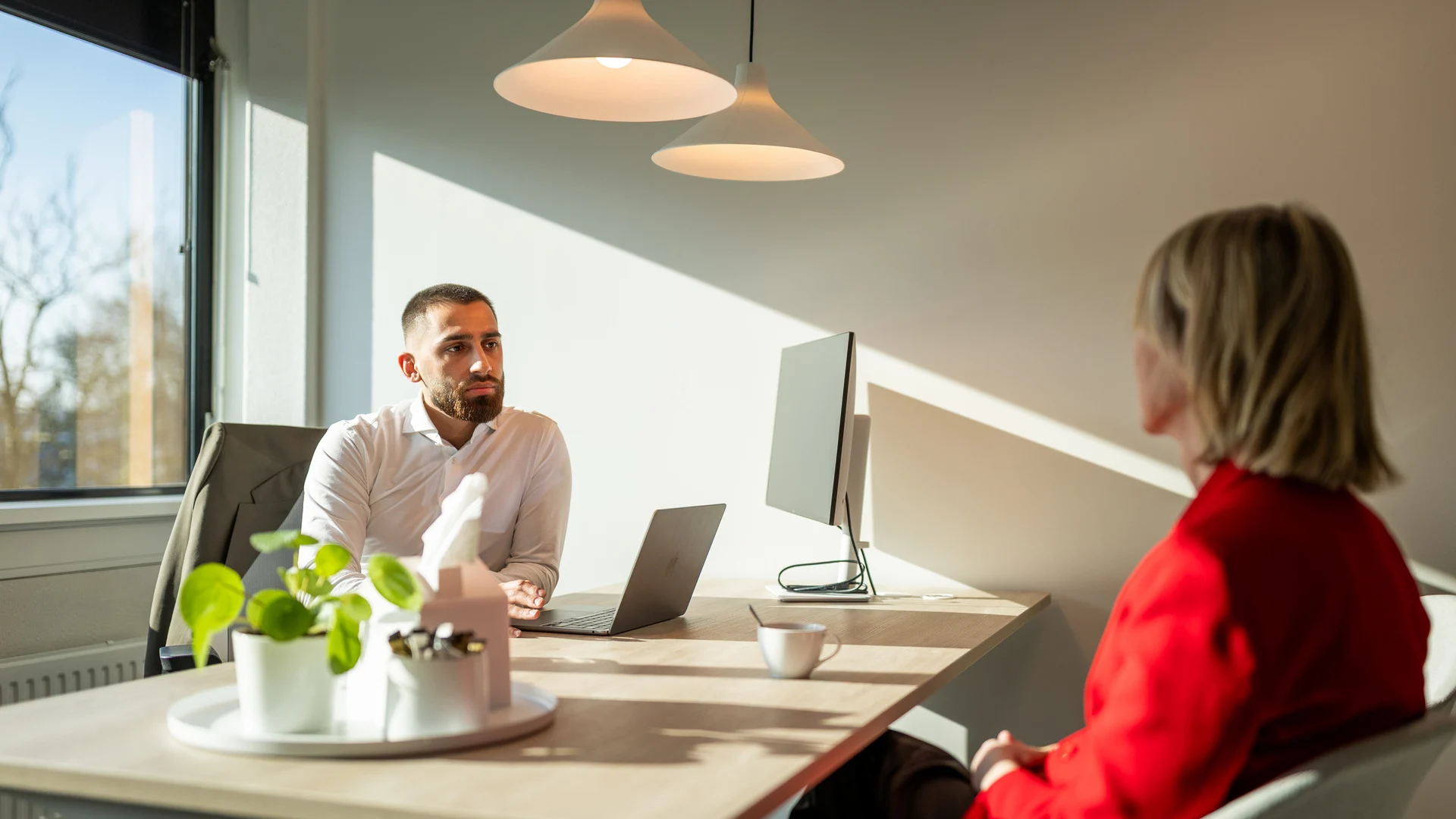 Coachingsgesprek over stress en burn-out op de werkvloer.