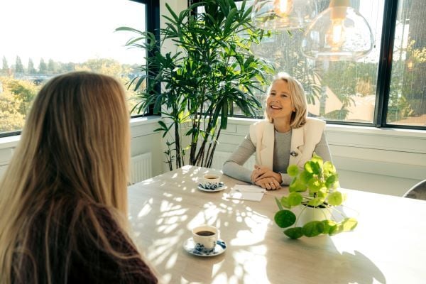 Coach en medewerker in gesprek tijdens een tweede spoor traject