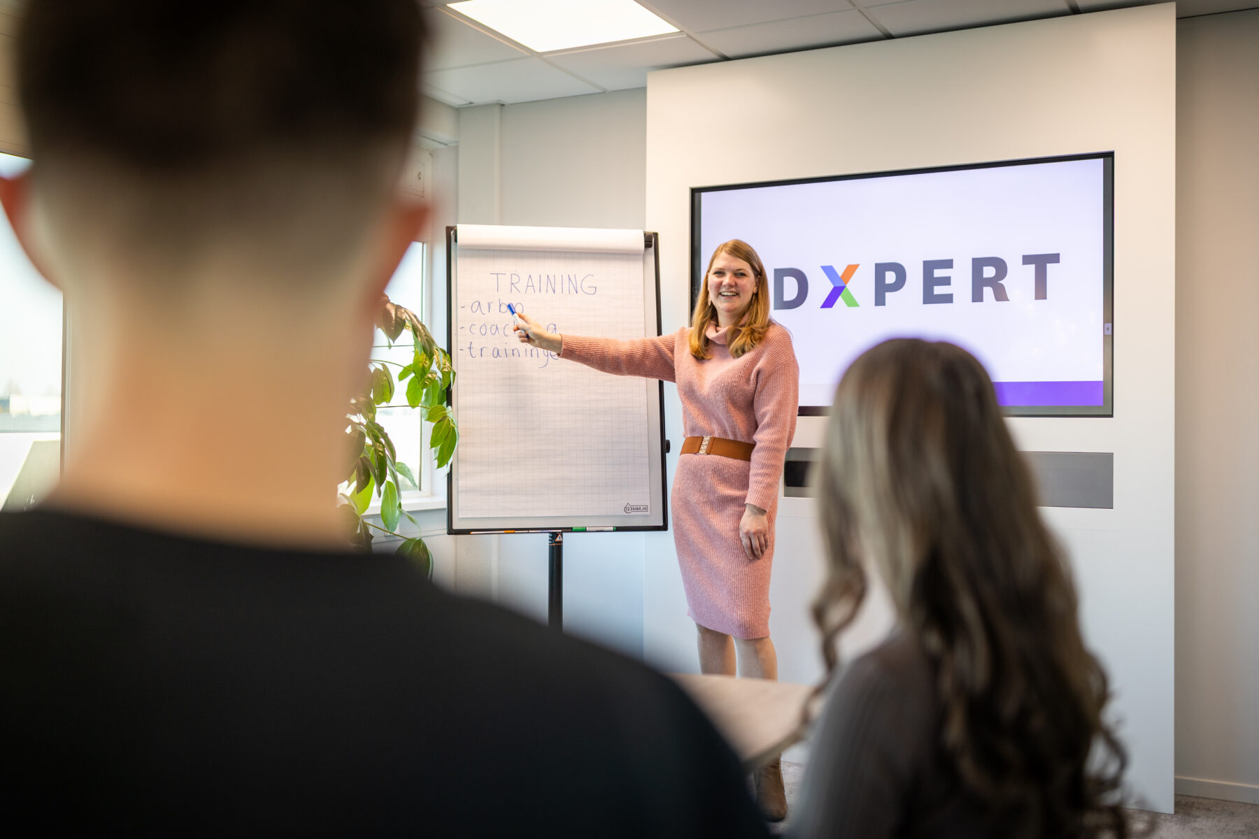 Een ADXpert trainer legt uit hoe je loonsancties voorkomt tijdens een groepstraining over verzuimdossiers en UWV-eisen.